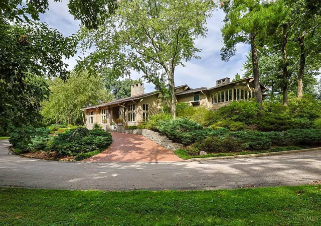 Photo 2 of Sale Pending at 736 Elsinboro Dr, Cincinnati, OH 45226 | MLS# 1894723 | Listing updated on 2026-10-05