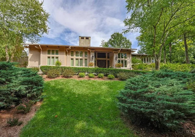 Photo 3 of Sale Pending at 736 Elsinboro Dr, Cincinnati, OH 45226 | MLS# 1894723 | Listing updated on 2026-10-05