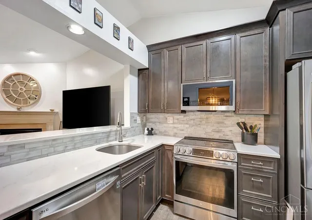 Listing Photo 3 - Condo for sale in building located at 7893 Jessies Wy, Fairfield Twp, OH 45011 - Unit #303