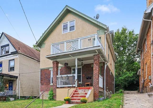 Photo 3 of Sale Pending at 2021 Burnet Ave, Cincinnati, OH 45219 | MLS# 1894333 | Listing updated on 2026-10-01
