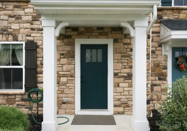 Listing Photo 1 - Condo for sale in building located at 5 Wentworth Ln, Cincinnati, OH 45236 - Unit #