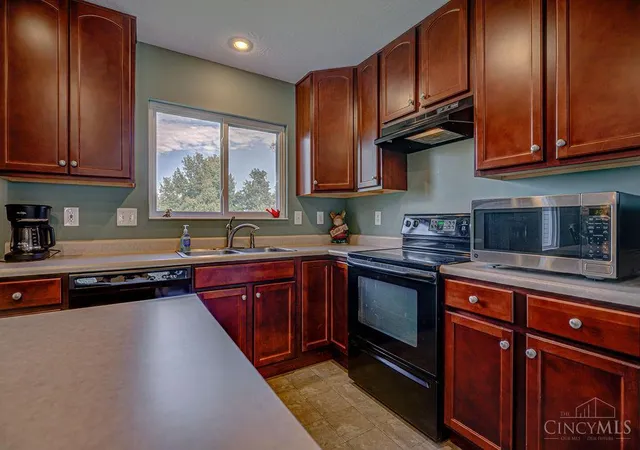 Photo 2 of Sale Pending at 6988 Ruwes Oak Dr, Green Twp, OH 45248 | MLS# 1895324 | Listing updated on 2026-09-29