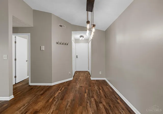 Listing Photo 3 - Condo for sale in building located at 5981 Mdw Creek Dr, Milford, OH 45150 - Unit #10