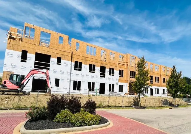Listing Photo 2 - Condo for sale in building located at 210 Vintage Clb Dr, Montgomery, OH 45249 - Unit #207