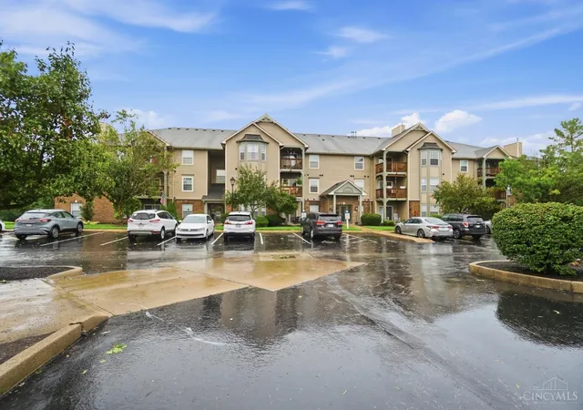 Listing Photo 3 - Condo for sale in building located at 4941 N Arbor Woods Ct, Cincinnati, OH 45248 - Unit #203