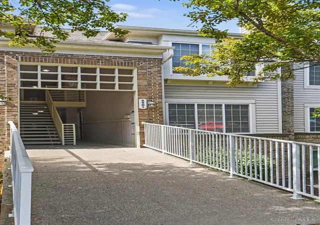 Listing Photo 2 - Condo for sale in building located at 9901 Regatta Dr, Cincinnati, OH 45252 - Unit #205