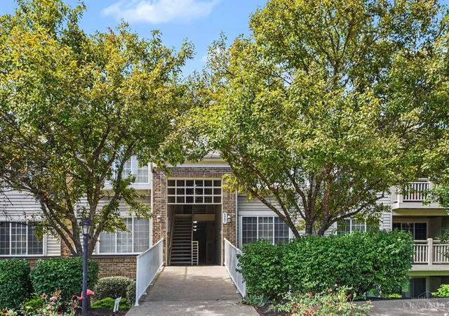 Listing Photo 3 - Condo for sale in building located at 9901 Regatta Dr, Cincinnati, OH 45252 - Unit #205