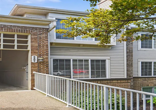 Listing Photo 4 - Condo for sale in building located at 9901 Regatta Dr, Cincinnati, OH 45252 - Unit #205