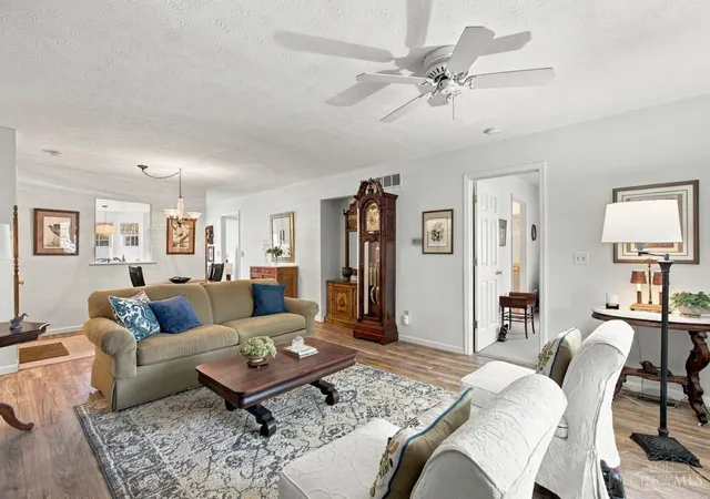 Listing Photo 3 - Condo for sale in building located at 5471 Asbury Lake Dr, Cincinnati, OH 45247 - Unit #18