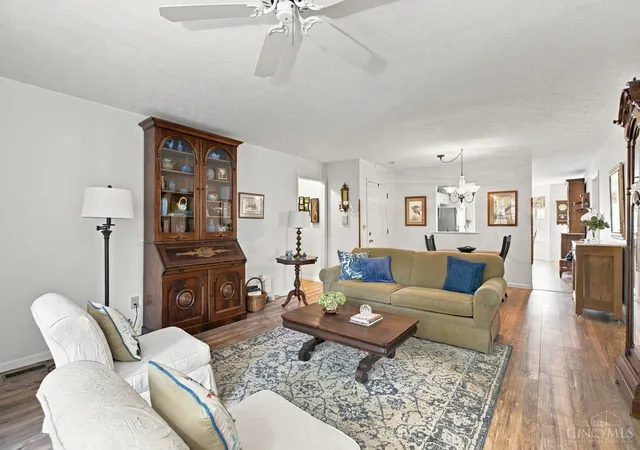 Listing Photo 4 - Condo for sale in building located at 5471 Asbury Lake Dr, Cincinnati, OH 45247 - Unit #18