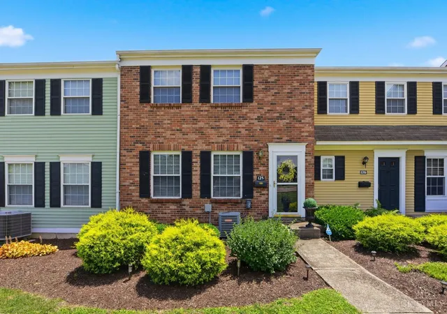 Townhouse for sale at 125 Chapel Hl Dr, Fairfield, OH 45014 | MLS# 1895799
