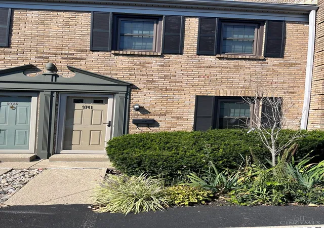 Townhouse for sale at 9741 Bunker Hl Ln, Montgomery, OH 45242 | MLS# 1895831