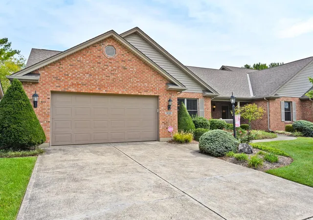 Listing Photo 2 - Condo for sale in building located at 1222 Deerfield Cir, Hamilton, OH 45013