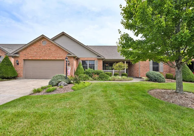Listing Photo 3 - Condo for sale in building located at 1222 Deerfield Cir, Hamilton, OH 45013