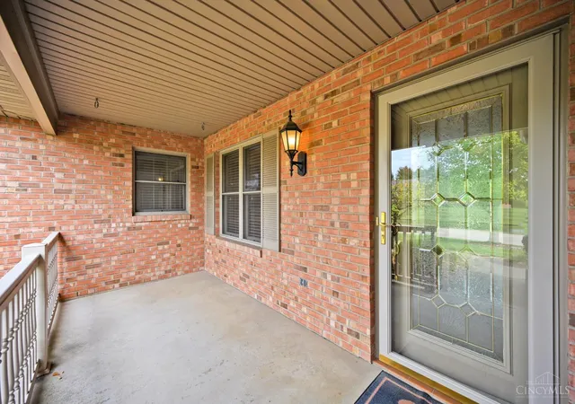 Listing Photo 4 - Condo for sale in building located at 1222 Deerfield Cir, Hamilton, OH 45013