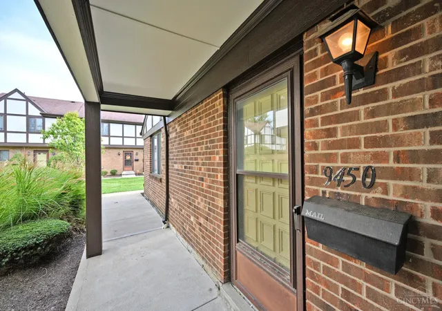 Listing Photo 2 - Condo for sale in building located at 9450 Haddington Ct, Cincinnati, OH 45251