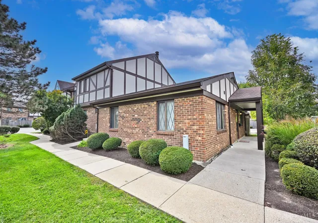 Listing Photo 3 - Condo for sale in building located at 9450 Haddington Ct, Cincinnati, OH 45251
