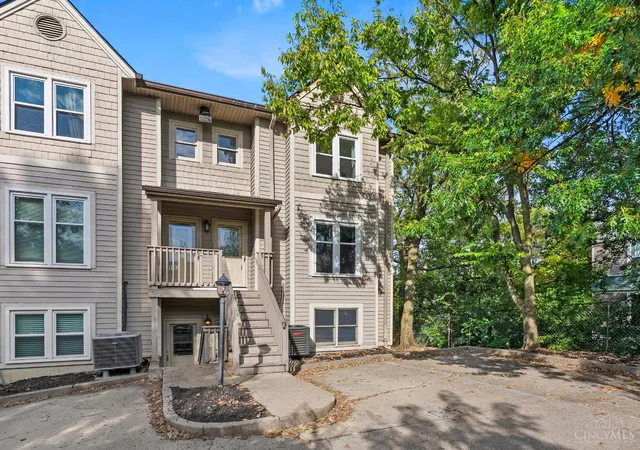 Photo 2 of Townhouse for sale at 927 Auburnview Dr, Cincinnati, OH 45206 | MLS# 1895858 | Listing updated on 2026-10-02