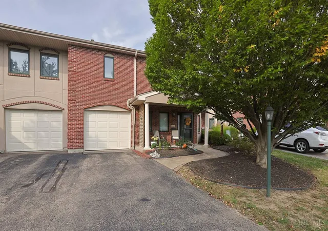 Listing Photo 2 - Condo for sale in building located at 5335 N Bend Xing, Cincinnati, OH 45247