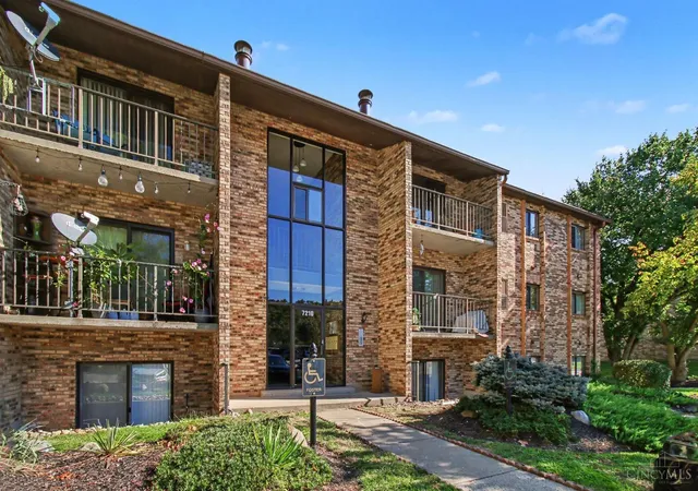 Listing Photo 2 - Condo for sale in building located at 7210 Creekview Dr, Colerain Twp, OH 45247 - Unit #12