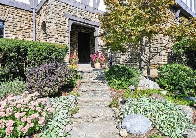 Photo 2 of Sale Pending at 524 Ludlow Ave, Cincinnati, OH 45220 | MLS# 1896260 | Listing updated on 2026-10-16