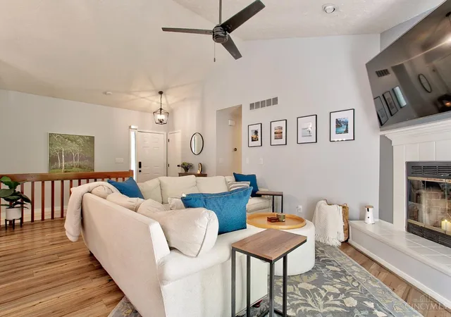 Photo 3 of Single family home for sale at 7213 Bluecrest Dr, Cincinnati, OH 45230 | MLS# 1896502 | Listing updated on 2026-10-07