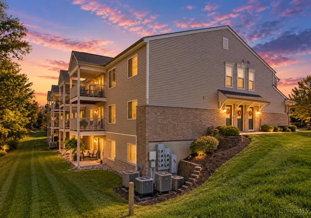Listing Photo 1 - Condo for sale in building located at 1302 Twin Spires Dr, Batavia, OH 45103 - Unit #