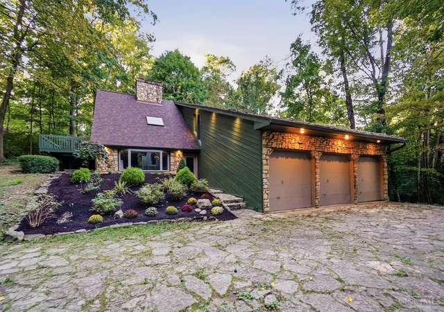 Photo 2 of Sale Pending at 1 Fairwood Ct, Fairfield, OH 45014 | MLS# 1896018 | Listing updated on 2026-10-23