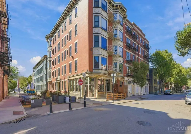 Listing Photo 2 - Condo for sale in building located at 14 W 14th St, Cincinnati, OH 45202 - Unit #201
