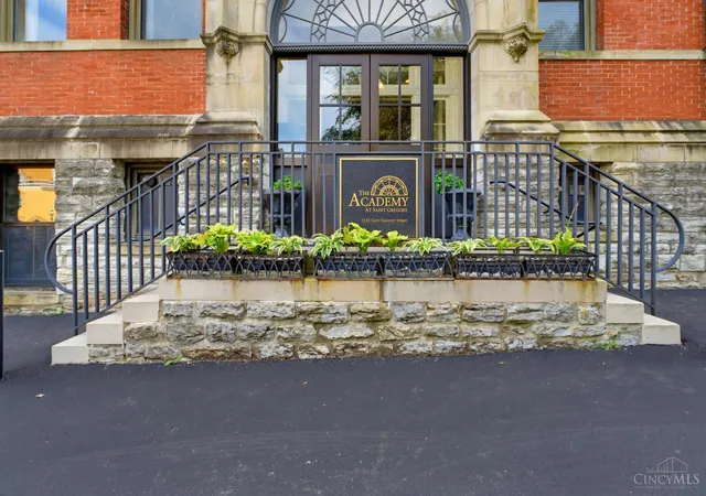 Listing Photo 2 - Condo for sale in building located at 1125 Saint Gregory St, Cincinnati, OH 45202 - Unit #103