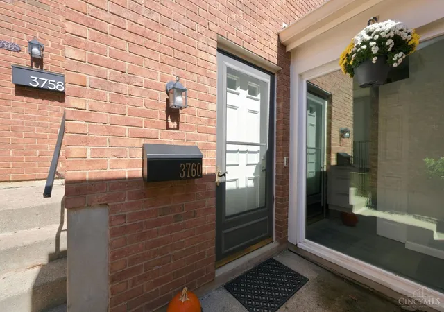 Listing Photo 2 - Condo for sale in building located at 3760 Ashworth Dr, Cincinnati, OH 45208