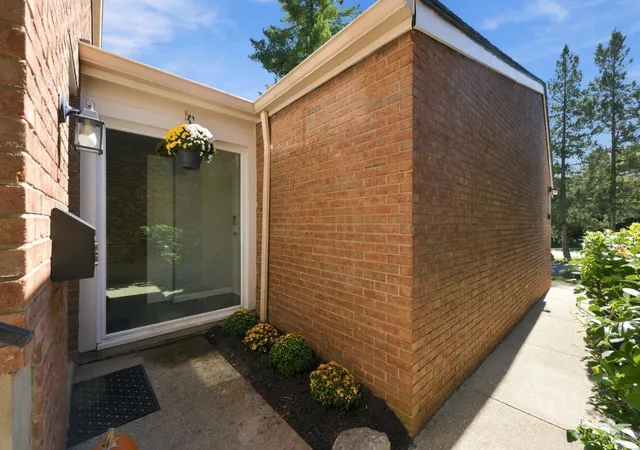 Listing Photo 3 - Condo for sale in building located at 3760 Ashworth Dr, Cincinnati, OH 45208