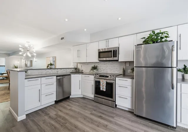 Listing Photo 5 - Condo for sale in building located at 3760 Ashworth Dr, Cincinnati, OH 45208