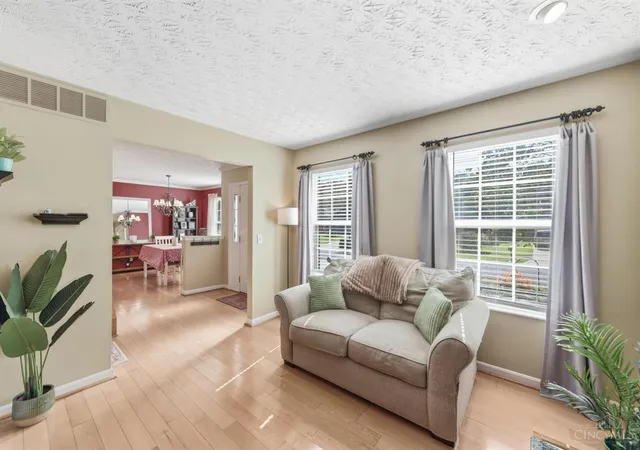 Photo 4 of Single family home for sale at 806 Hamlin Dr, Hamilton Twp, OH 45039 | MLS# 1896795 | Listing updated on 2026-10-18