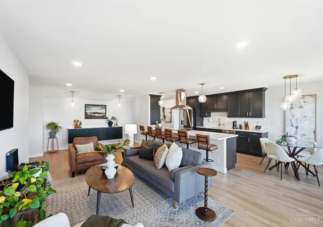 Listing Photo 4 - Condo for sale in building located at 1617 E Mcmillan St, Cincinnati, OH 45206 - Unit #402