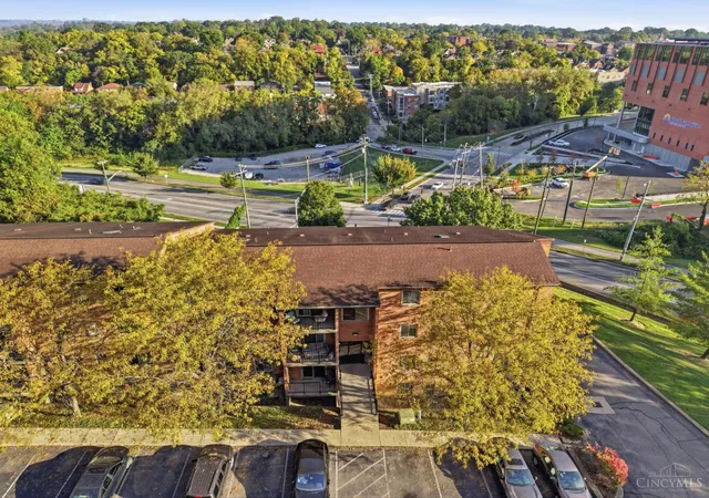 Listing Photo 2 - Condo for sale in building located at 521 W Martin Luther King Dr, Cincinnati, OH 45220 - Unit #A8