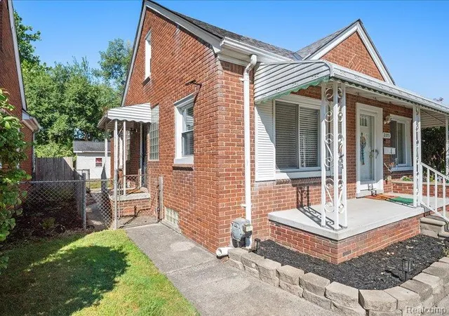 Photo 4 of Sale Pending at 21051 Universal Ave, Eastpointe, MI 48021 2931 | MLS# 61024004 | Listing updated on 2026-09-26
