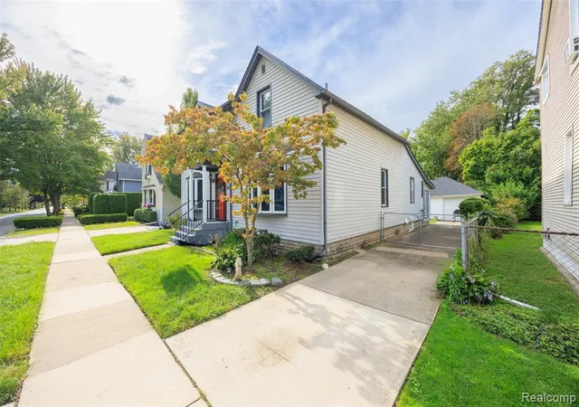 Photo 3 of Single family home for sale at 89 Muir Rd, Grosse Pointe, MI 48236 3616 | MLS# 61024194 | Listing updated on 2026-10-03