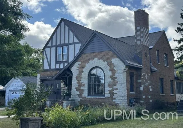 Photo 1 of Single family home for sale at 130 E Onota St, Munising, MI 49862 | MLS# 50210982 | Listing updated on 2026-09-10