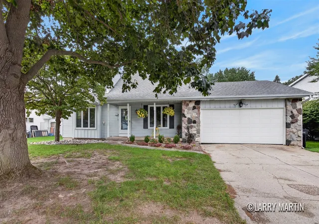 Photo 2 of Sale Pending at 3131 Willow Crk Dr, Grandville, MI 49418 | MLS# 70559959 | Listing updated on 2026-10-20