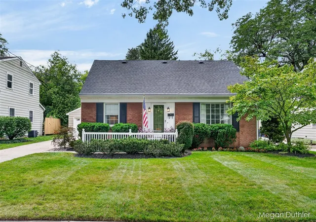 Photo 2 of Sale Pending at 2345 Rosewood Ave, Grand Rapids, MI 49506 | MLS# 70557919 | Listing updated on 2026-09-15