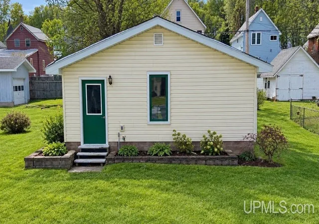 Photo 3 of Single family home for sale at 221 W Superior St, Munising, MI 49862 | MLS# 50220559 | Listing updated on 2026-09-10