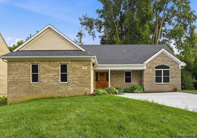 Photo 1 of Single family home for sale at 3907 Pontiac Lake Rd, Waterford, MI 48328 1255 | MLS# 61014307 | Listing updated on 2026-09-29