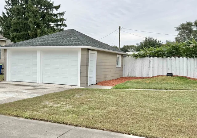 Photo 3 of Single family home for sale at 802 State St, Bay City, MI 48706 | MLS# 50223253 | Listing updated on 2026-09-30