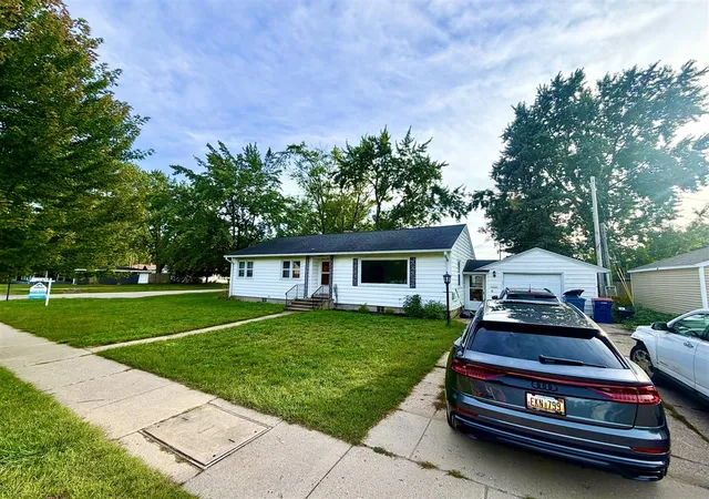 Photo 2 of Single family home for sale at 1135 W Summit Ave, Muskegon, MI 49441 | MLS# 70555152 | Listing updated on 2026-09-11