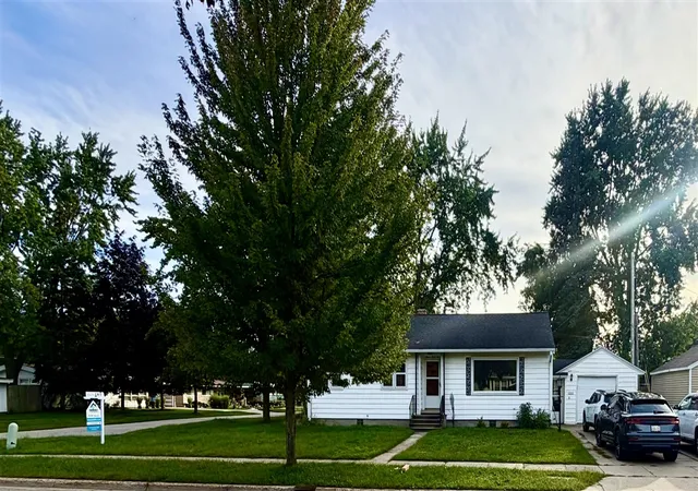 Photo 4 of Single family home for sale at 1135 W Summit Ave, Muskegon, MI 49441 | MLS# 70555152 | Listing updated on 2026-10-13