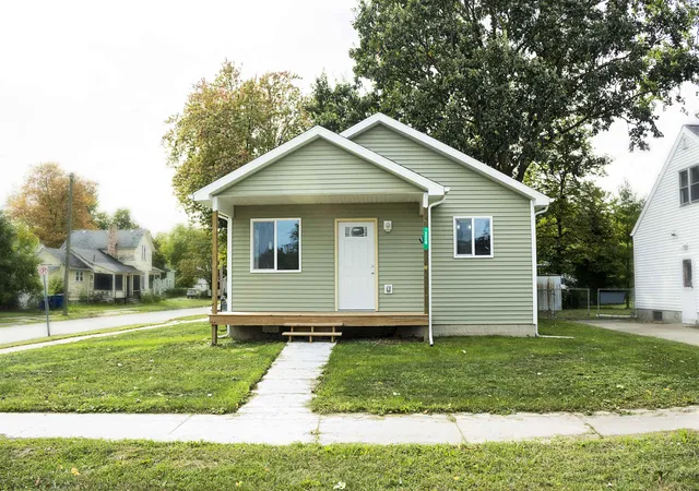 Photo 2 of Single family home for sale at 220 S Sherman St, Bay City, MI 48708 | MLS# 50222724 | Listing updated on 2026-09-23