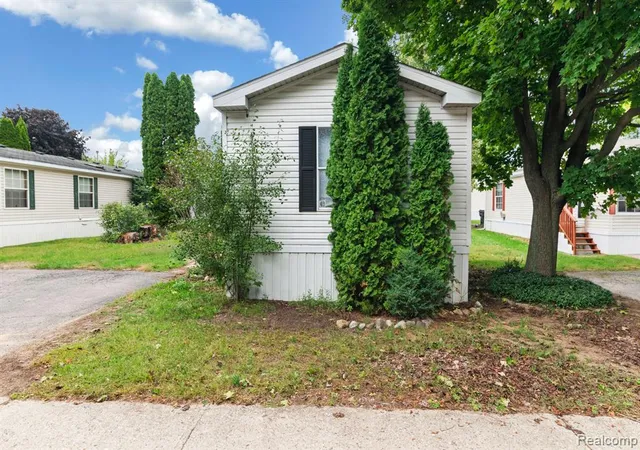 Photo 3 of Manufactured home for sale at 351 N Squirrel, Auburn Hills, MI 48326 | MLS# 61034132 | Listing updated on 2026-10-13