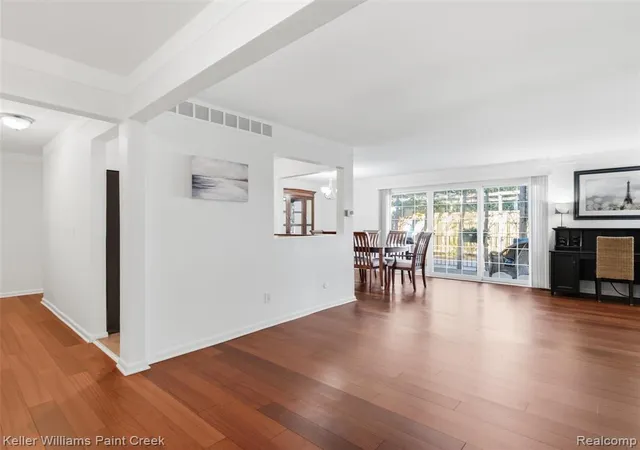 Listing Photo 5 - Condo for sale in building located at 408 Fox Hls Dr, Bloomfield Hills, MI 48304 - Unit #2