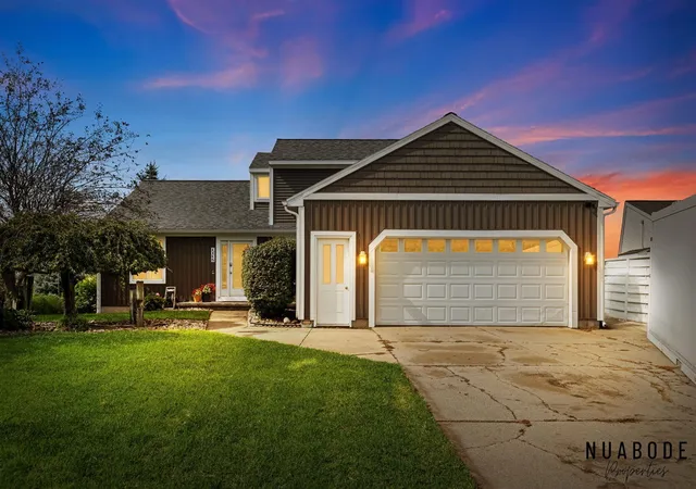 Photo 2 of Single family home for sale at 3037 Bluewater Ln, Grandville, MI 49418 | MLS# 70555914 | Listing updated on 2026-09-10